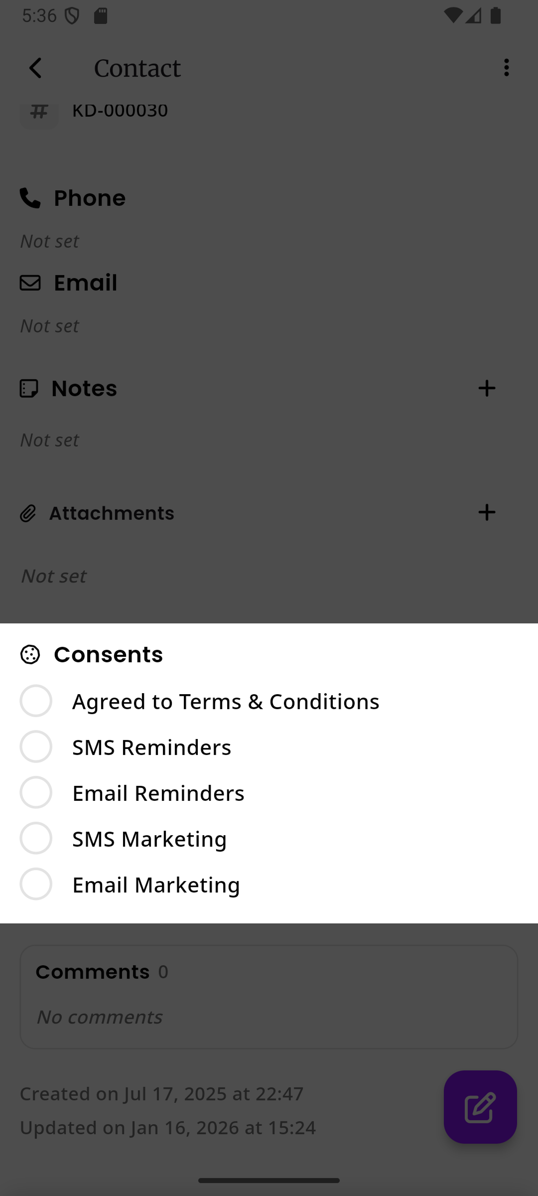 Der Bereich Einwilligungen in einem Kundenprofil mit leeren Kreisen neben AGB zugestimmt, SMS-Erinnerungen, E-Mail-Erinnerungen, SMS-Marketing und E-Mail-Marketing