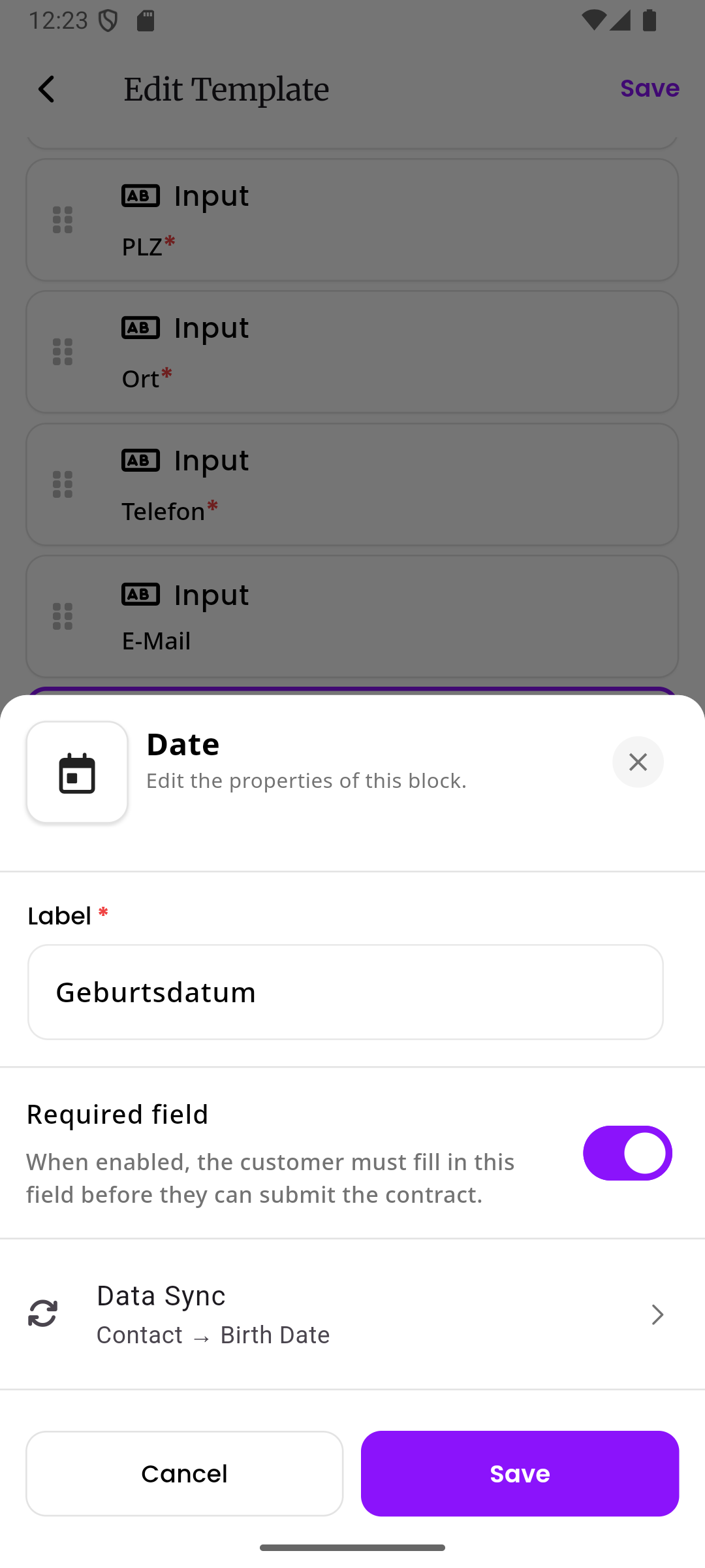 Das Einstellungsfeld des Datum-Blocks mit einem Bezeichnungsfeld, Pflichtfeld-Schalter und einem Datensynchronisierungs-Bereich, der für die Synchronisierung mit dem Kontakt-Geburtsdatum konfiguriert ist